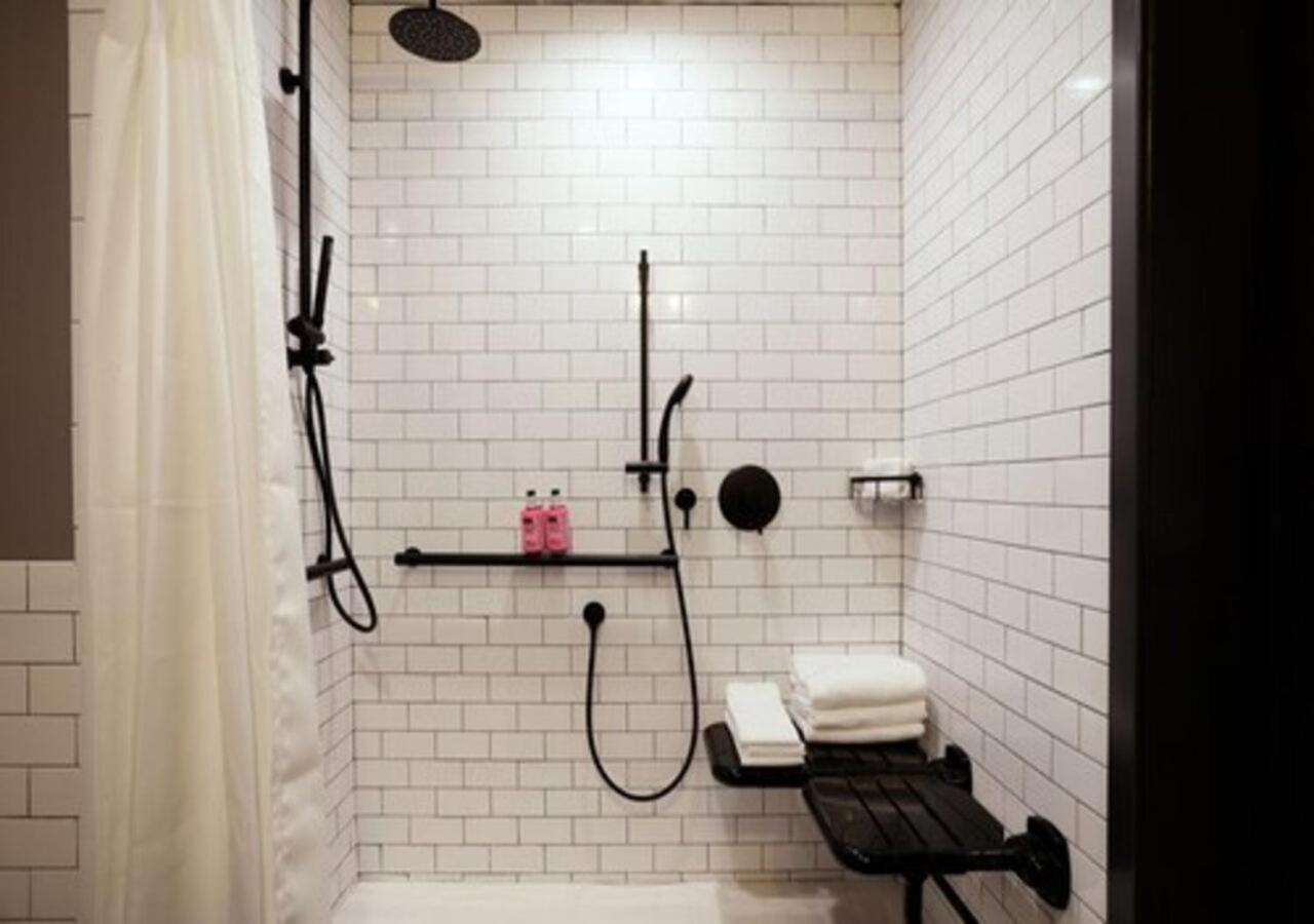 Hotel Moxy Richmond Downtown Exterior foto